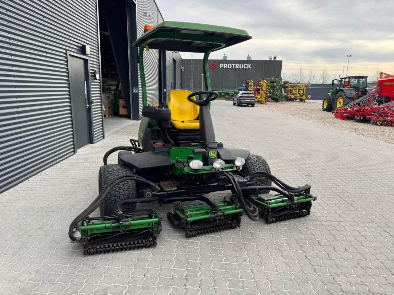 Sitzrasenmäher des Typs John Deere 8700, Gebrauchtmaschine in Næstved (Bild 2)