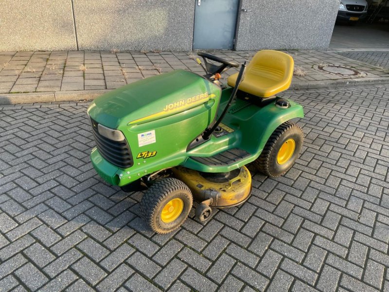 Sitzrasenmäher a típus John Deere LT 133 zitmaaier, Gebrauchtmaschine ekkor: Roermond (Kép 1)