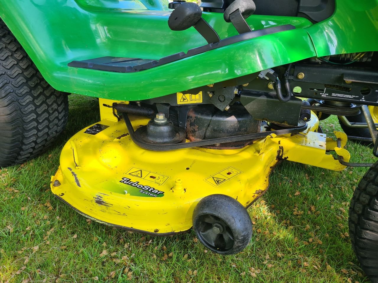 Sitzrasenmäher of the type John Deere X300R, Gebrauchtmaschine in Lierop (Picture 4)