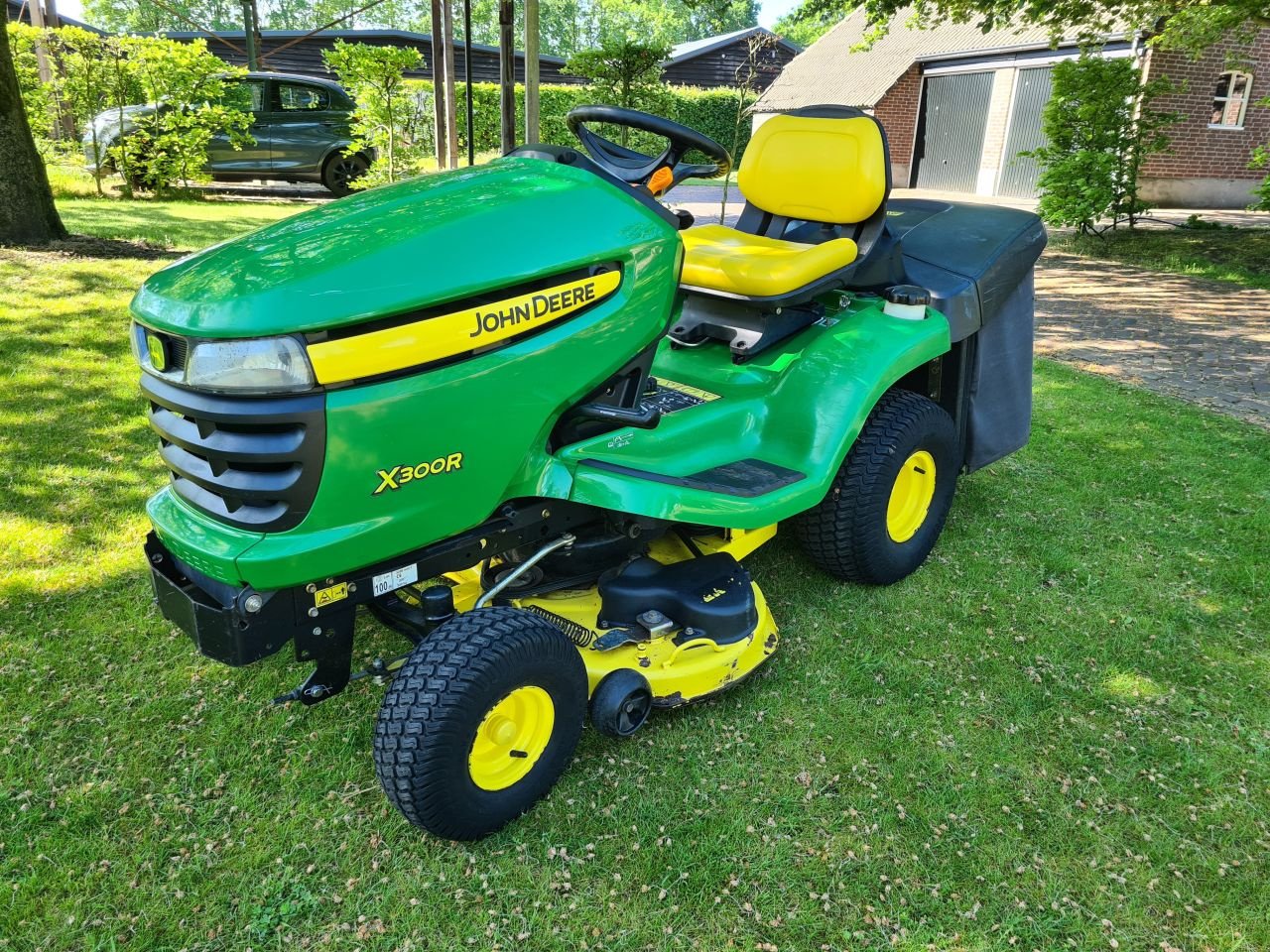 Sitzrasenmäher of the type John Deere X300R, Gebrauchtmaschine in Lierop (Picture 1)
