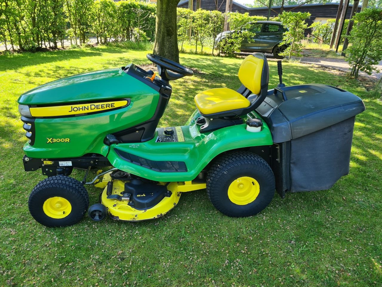 Sitzrasenmäher of the type John Deere X300R, Gebrauchtmaschine in Lierop (Picture 8)
