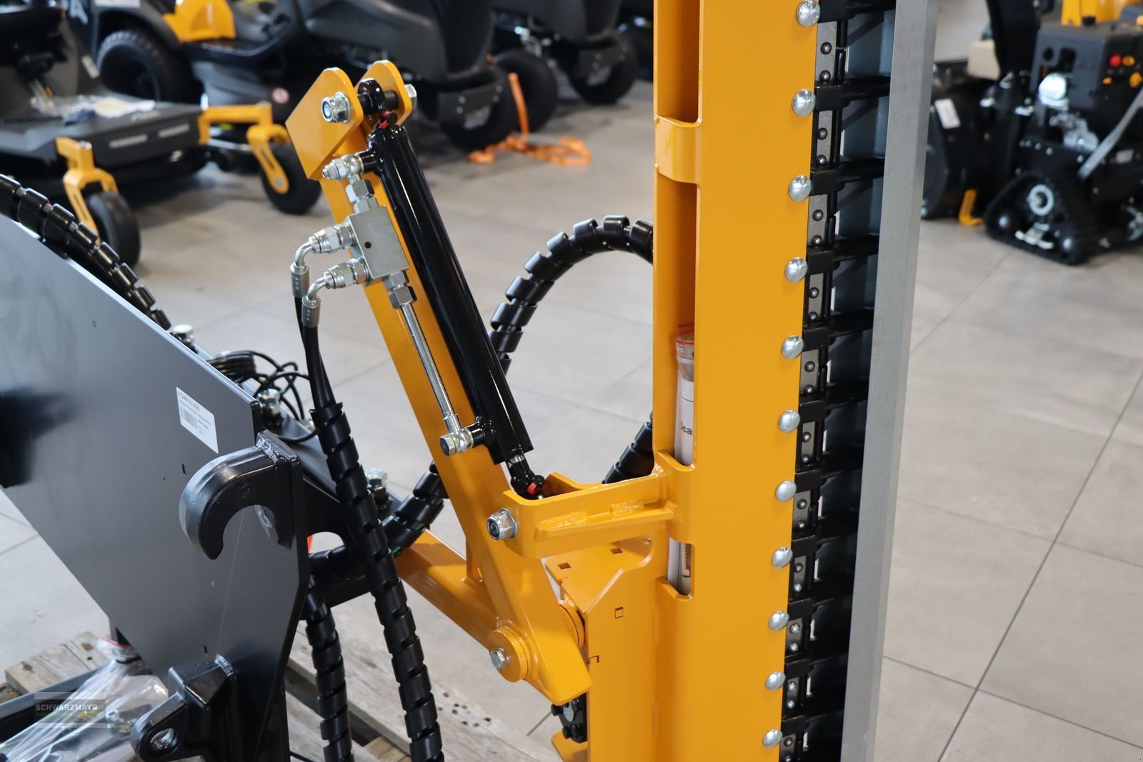 Sitzrasenmäher des Typs Sonstige Giant Heckenschere, Neumaschine in Gampern (Bild 9)