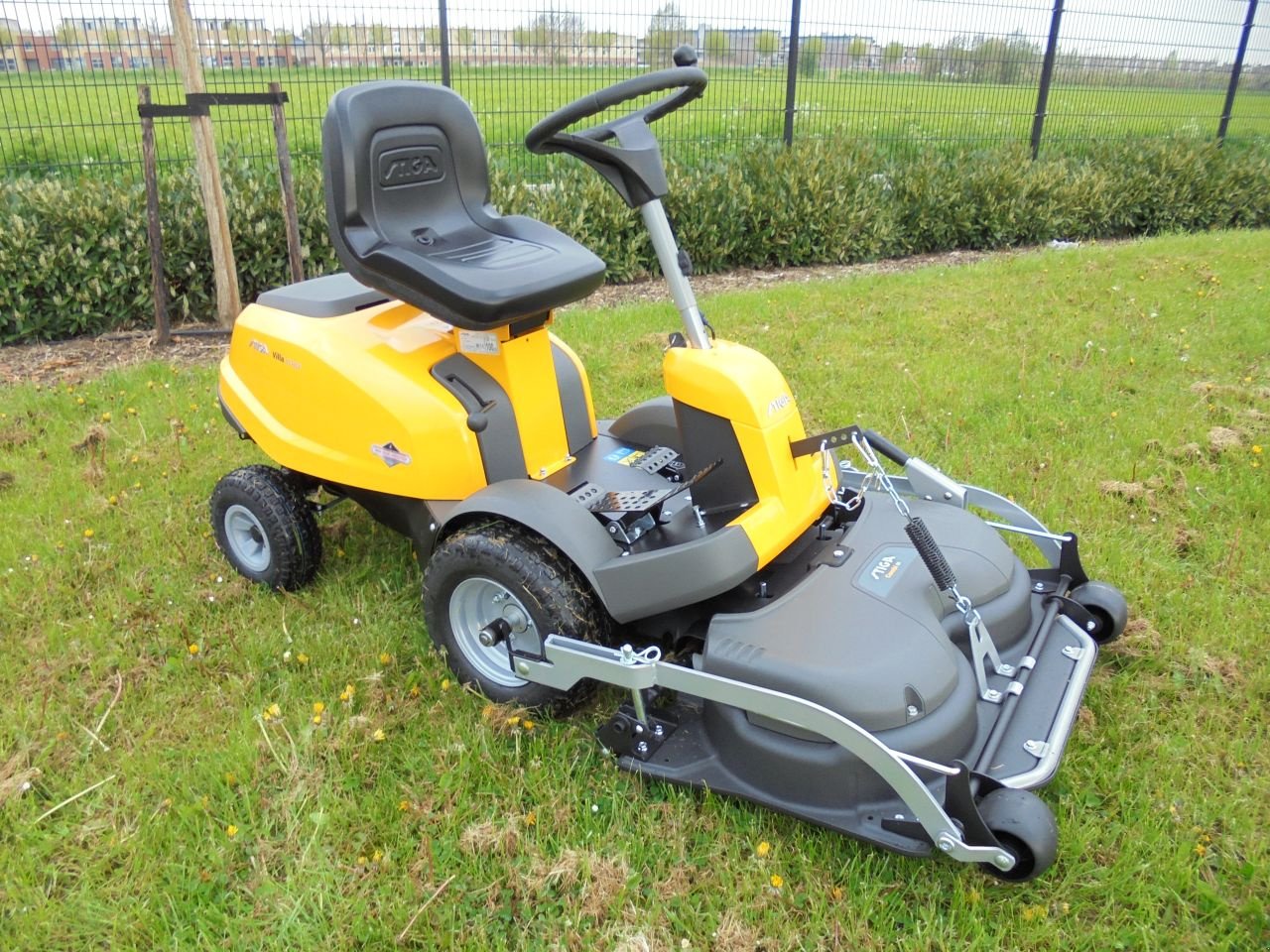 Sitzrasenmäher van het type Stiga villa hst, Neumaschine in Houten (Foto 2)