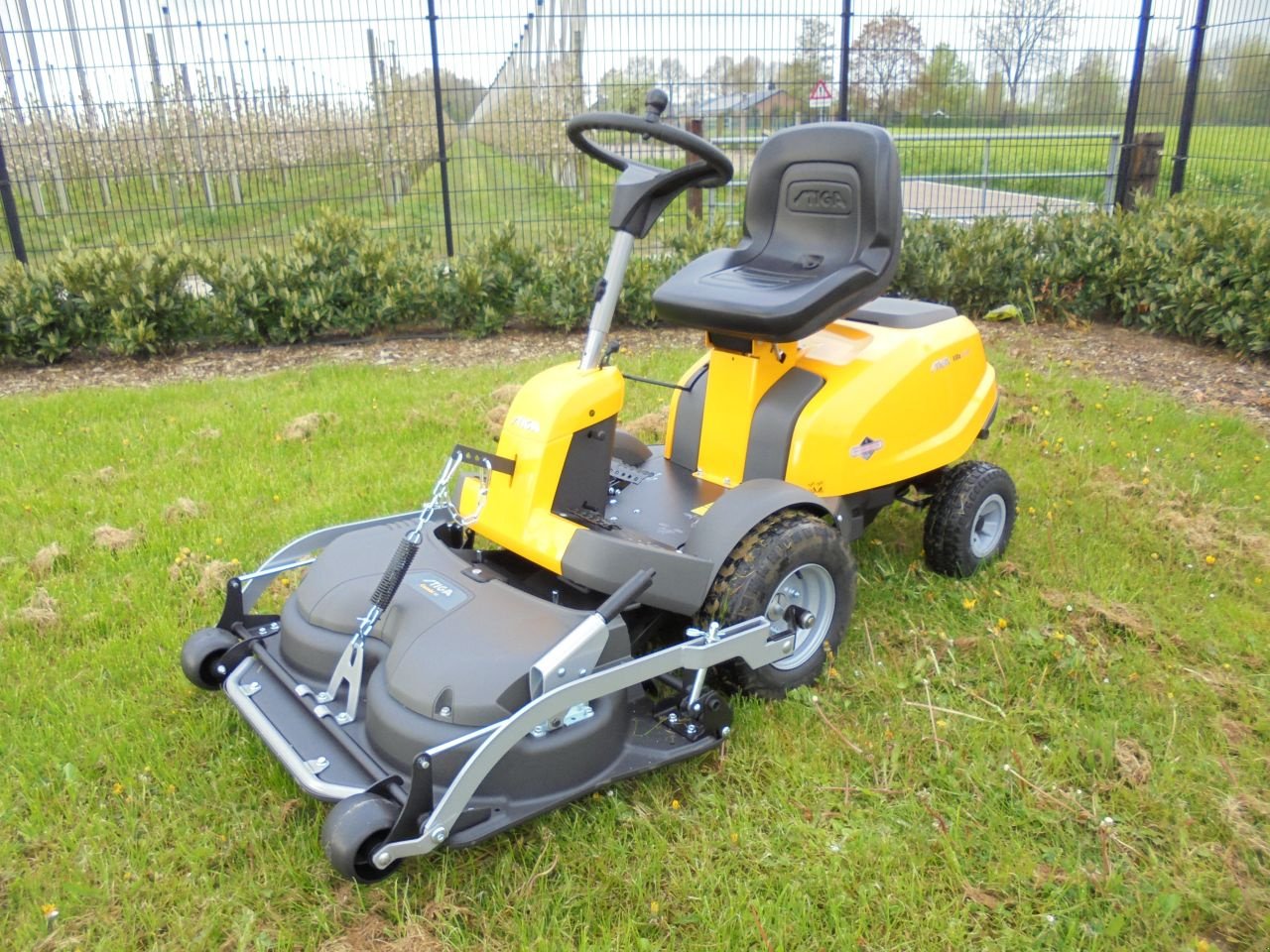 Sitzrasenmäher van het type Stiga villa hst, Neumaschine in Houten (Foto 1)