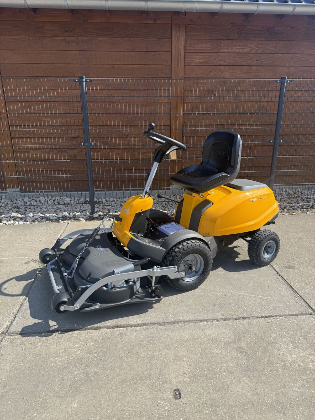 Sitzrasenmäher van het type Stiga Villa, Gebrauchtmaschine in Wadenoijen (Foto 1)