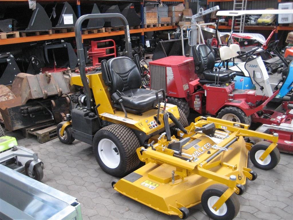 Sitzrasenmäher of the type Walker H24d Fabriksnyt 64" klippebord, Gebrauchtmaschine in Glamsbjerg (Picture 1)
