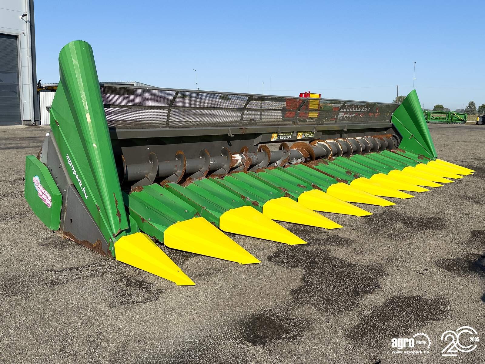 Sonnenblumenschneidwerk типа Ziegler Sunflower Champion 12R John Deere 12 row sunflower header, 75 cm row distance, for John Deere S and T combines, Gebrauchtmaschine в Csengele (Фотография 2)