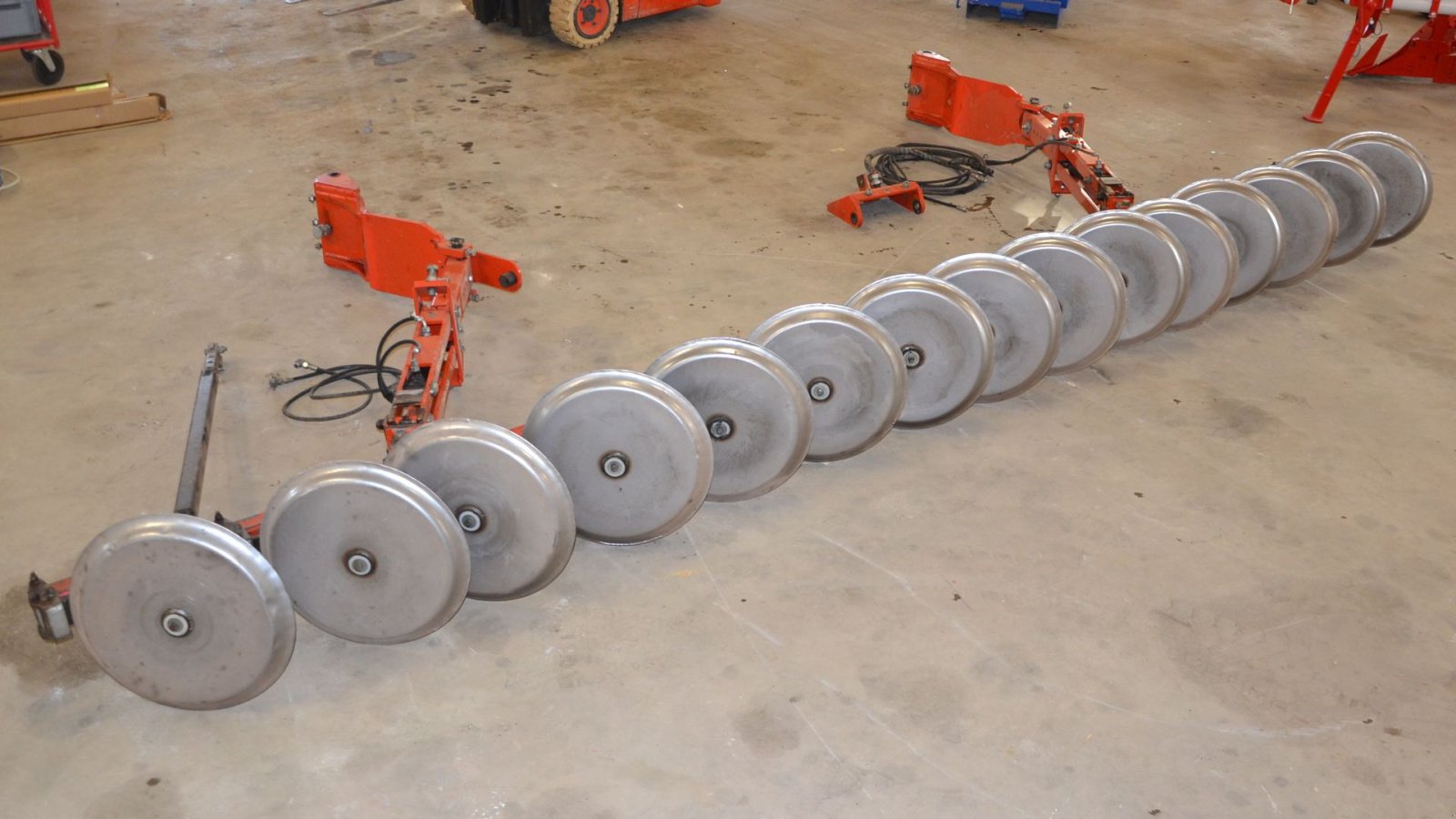 Sonstige Bodenbearbeitungsgeräte Türe ait Agro Integreret jordpakker til Kuhn Vari-Master 5 furet   passer på VM 153, Gebrauchtmaschine içinde Vils, Mors (resim 2)