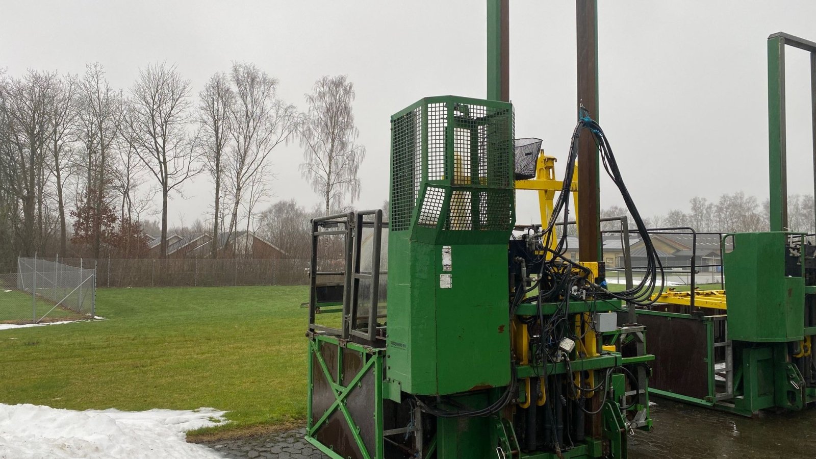 Sonstige Forsttechnik типа Sonstige Pakkemaskine med bagmonteret elevator Pakkemaskine med sikkerhedsbur + bagmonteret elevator, Gebrauchtmaschine в Kjellerup (Фотография 1)
