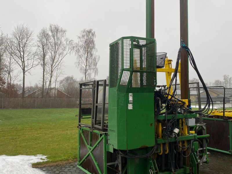 Sonstige Forsttechnik типа Sonstige Pakkemaskine med bagmonteret elevator Pakkemaskine med sikkerhedsbur + bagmonteret elevator, Gebrauchtmaschine в Kjellerup (Фотография 1)