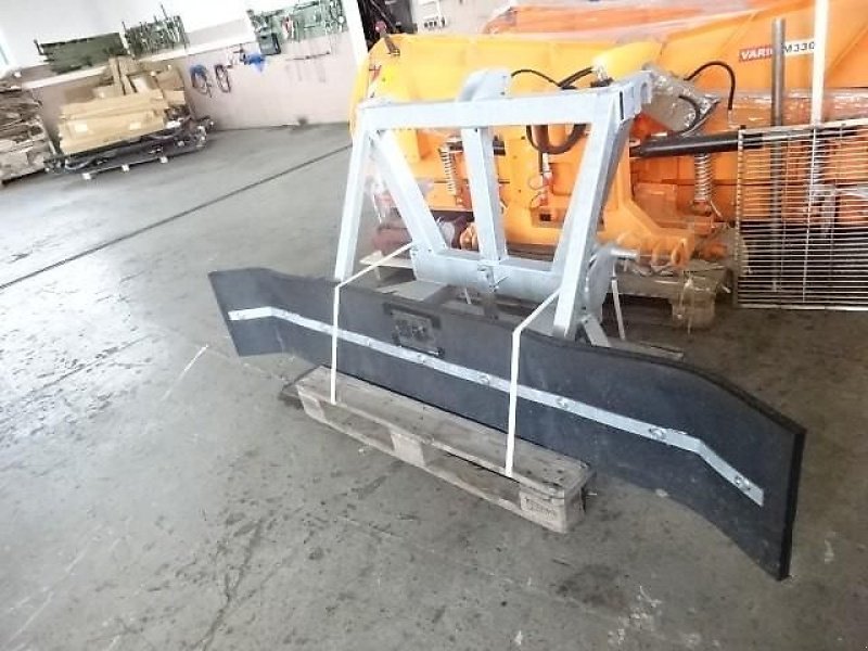 Sonstige Fütterungstechnik des Typs Gollmer und Hummel Futterschieber- Gummischieber -2,2 M - Euro Schnellwechsel und Dreiunktanbau- Palettengabelaufnahme, Neumaschine in Neureichenau (Bild 16)