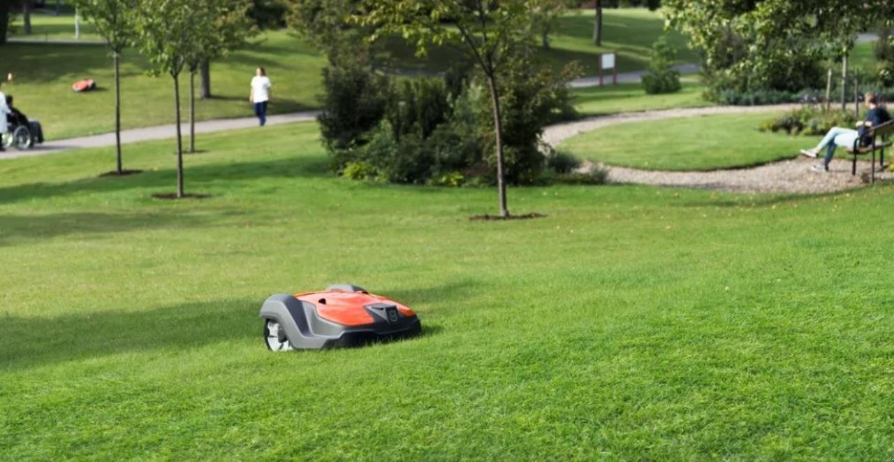 Sonstige Gartentechnik & Kommunaltechnik typu Husqvarna ASPIRE R4, Gebrauchtmaschine v Hadsten (Obrázek 1)