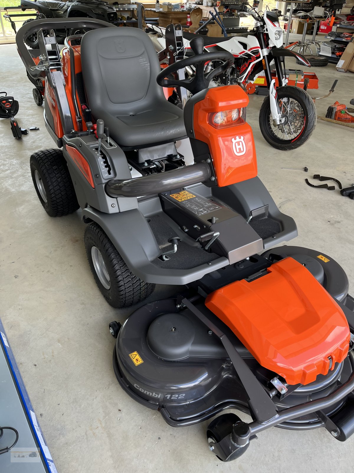 Sonstige Gartentechnik & Kommunaltechnik tip Husqvarna R 420TsX AWD, Neumaschine in Neumarkt St. Veit (Poză 1)