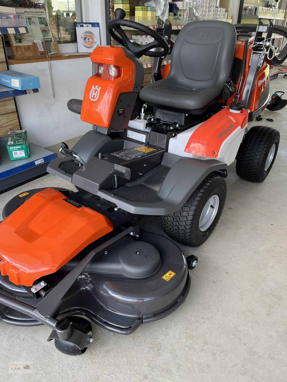 Sonstige Gartentechnik & Kommunaltechnik des Typs Husqvarna R 420TsX AWD, Neumaschine in Neumarkt St. Veit (Bild 4)