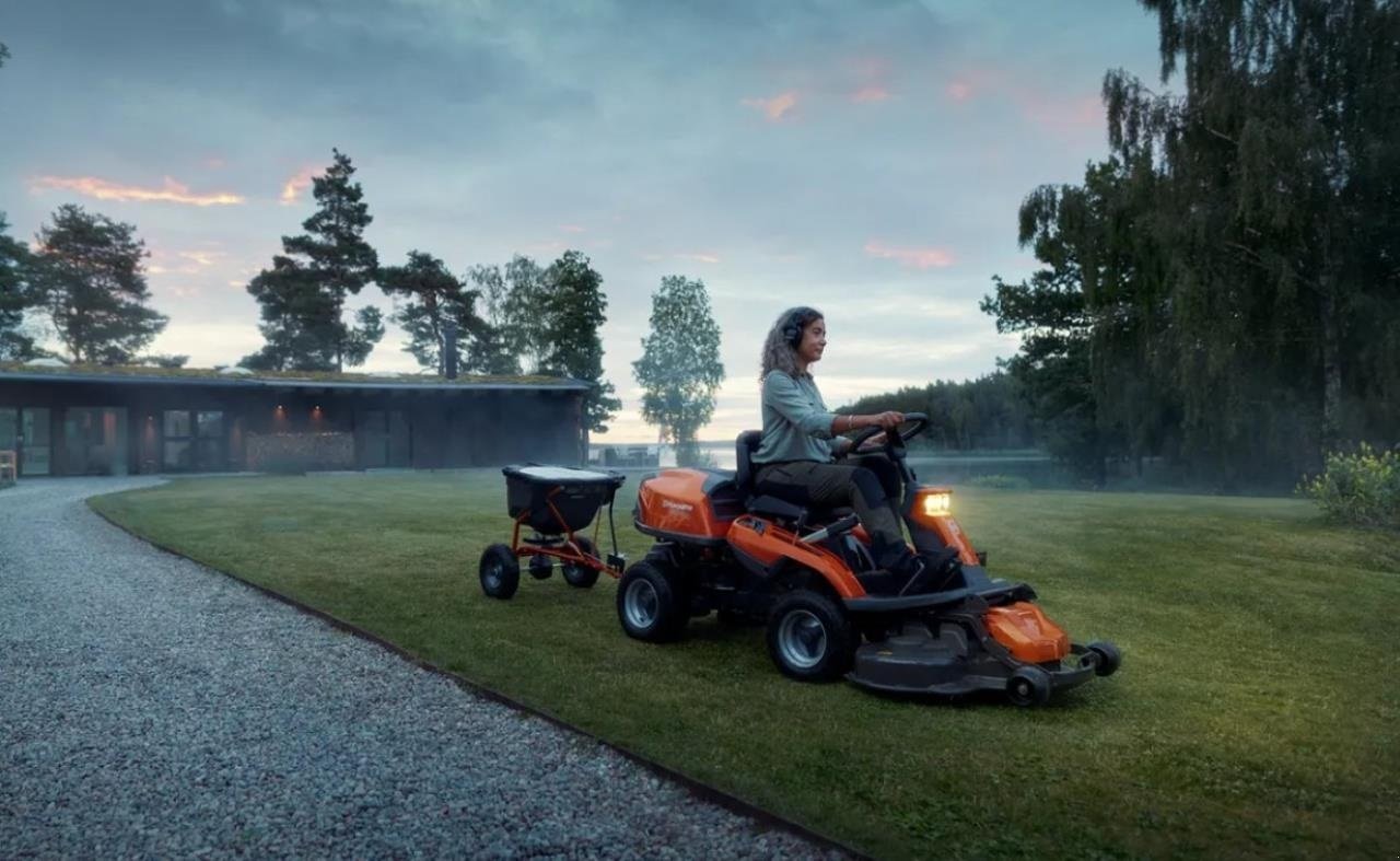 Sonstige Gartentechnik & Kommunaltechnik typu Husqvarna R216TAWD, Gebrauchtmaschine v Hadsten (Obrázek 1)