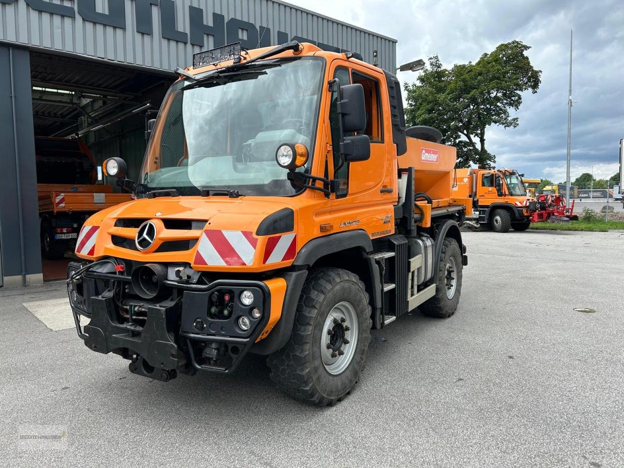 Sonstige Gartentechnik & Kommunaltechnik typu Mercedes-Benz Unimog U 318 mit Gmeiner Streuer STA 2500 TC, Gebrauchtmaschine v Hengersberg (Obrázek 2)