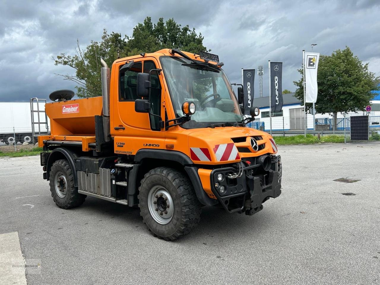 Sonstige Gartentechnik & Kommunaltechnik typu Mercedes-Benz Unimog U 318 mit Gmeiner Streuer STA 2500 TC, Gebrauchtmaschine v Hengersberg (Obrázek 4)