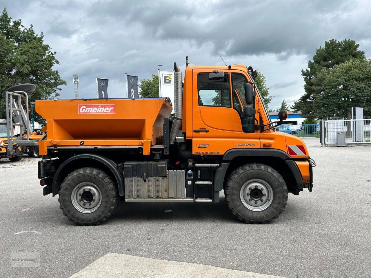 Sonstige Gartentechnik & Kommunaltechnik typu Mercedes-Benz Unimog U 318 mit Gmeiner Streuer STA 2500 TC, Gebrauchtmaschine v Hengersberg (Obrázek 5)