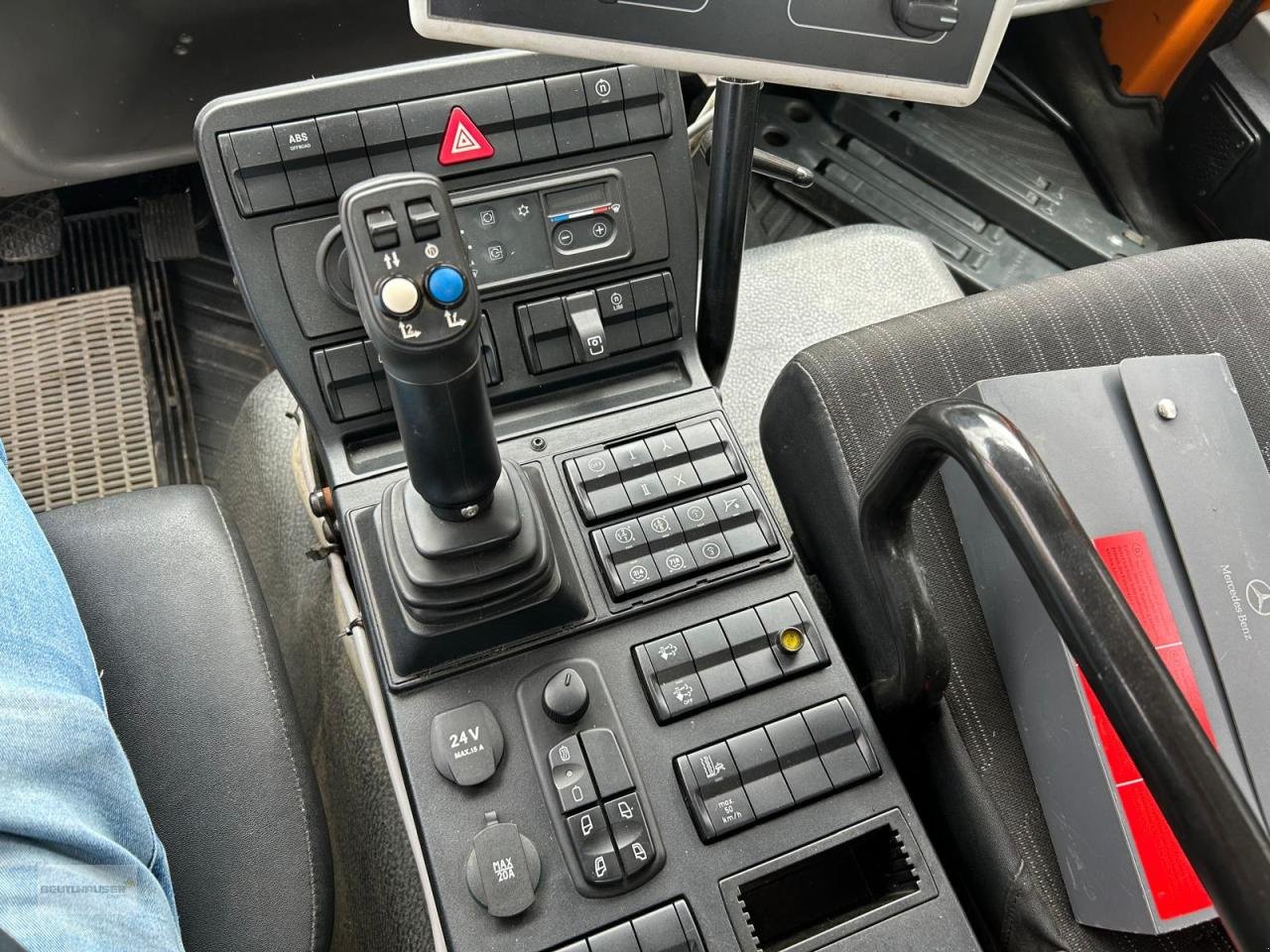 Sonstige Gartentechnik & Kommunaltechnik typu Mercedes-Benz Unimog U 318 mit Gmeiner Streuer STA 2500 TC, Gebrauchtmaschine v Hengersberg (Obrázek 17)