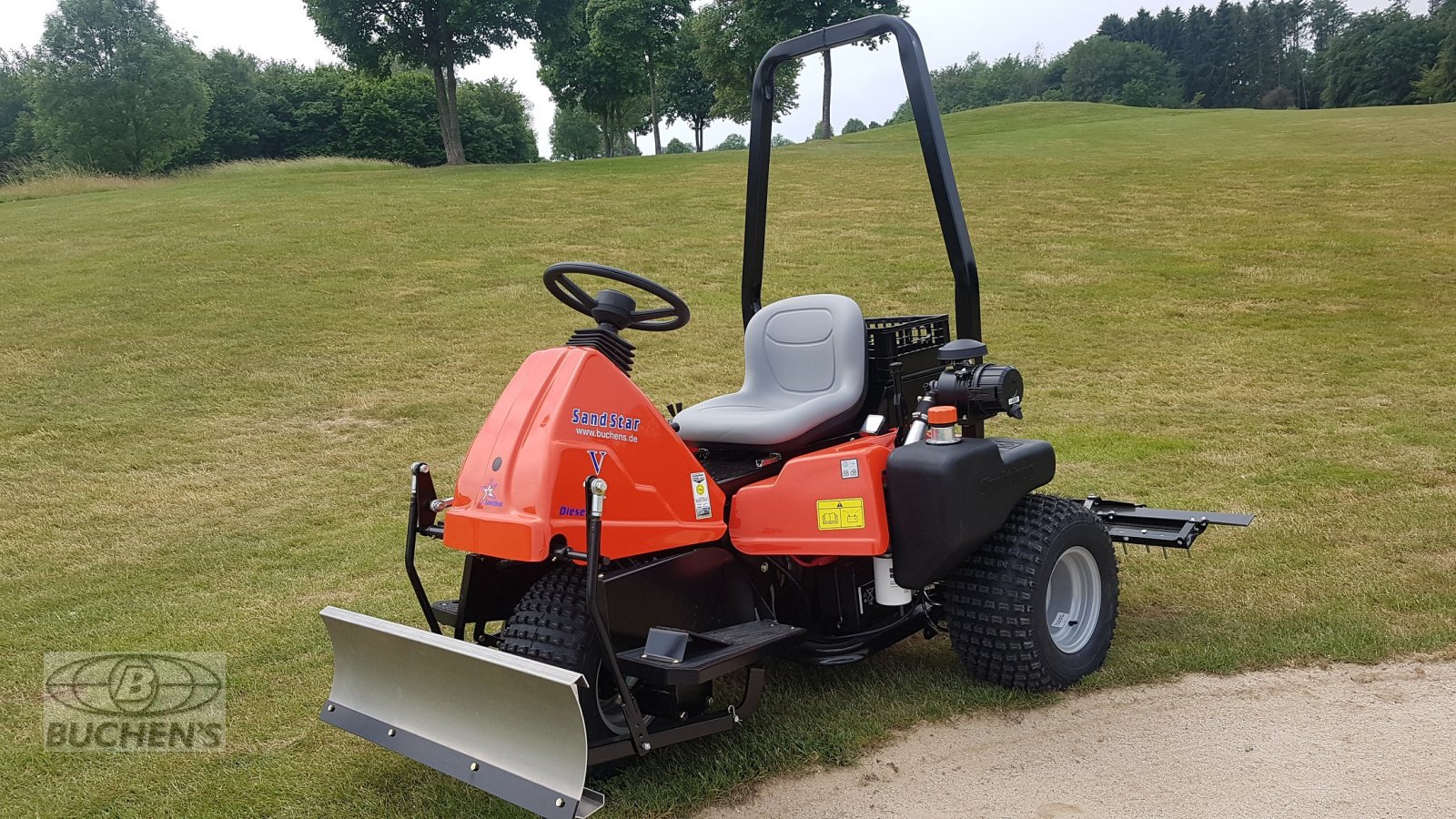 Sonstige Golftechnik des Typs Smithco Sand Star 3-WD Diesel Neu, Neumaschine in Olpe (Bild 12)