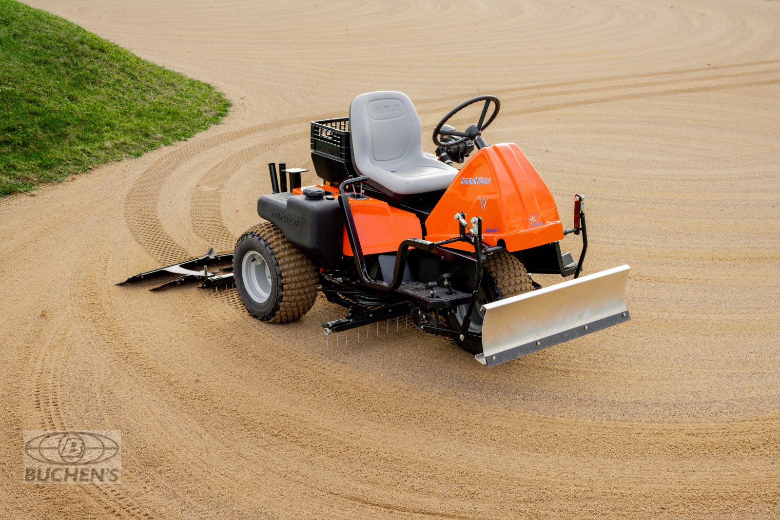 Sonstige Golftechnik des Typs Smithco Sand Star III  Allrad, Neumaschine in Olpe (Bild 4)