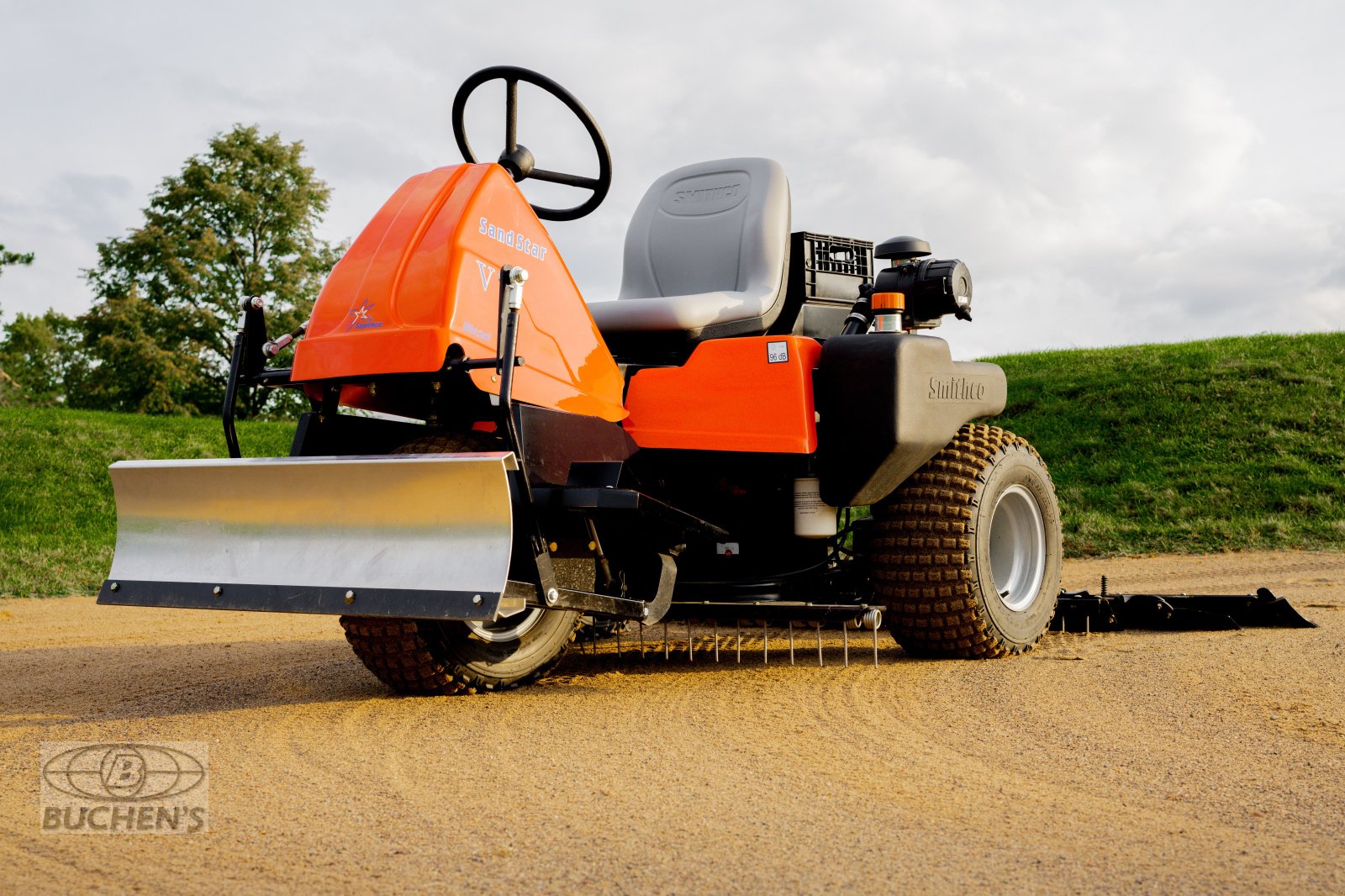 Sonstige Golftechnik des Typs Smithco Sand Star III  Allrad, Neumaschine in Olpe (Bild 7)