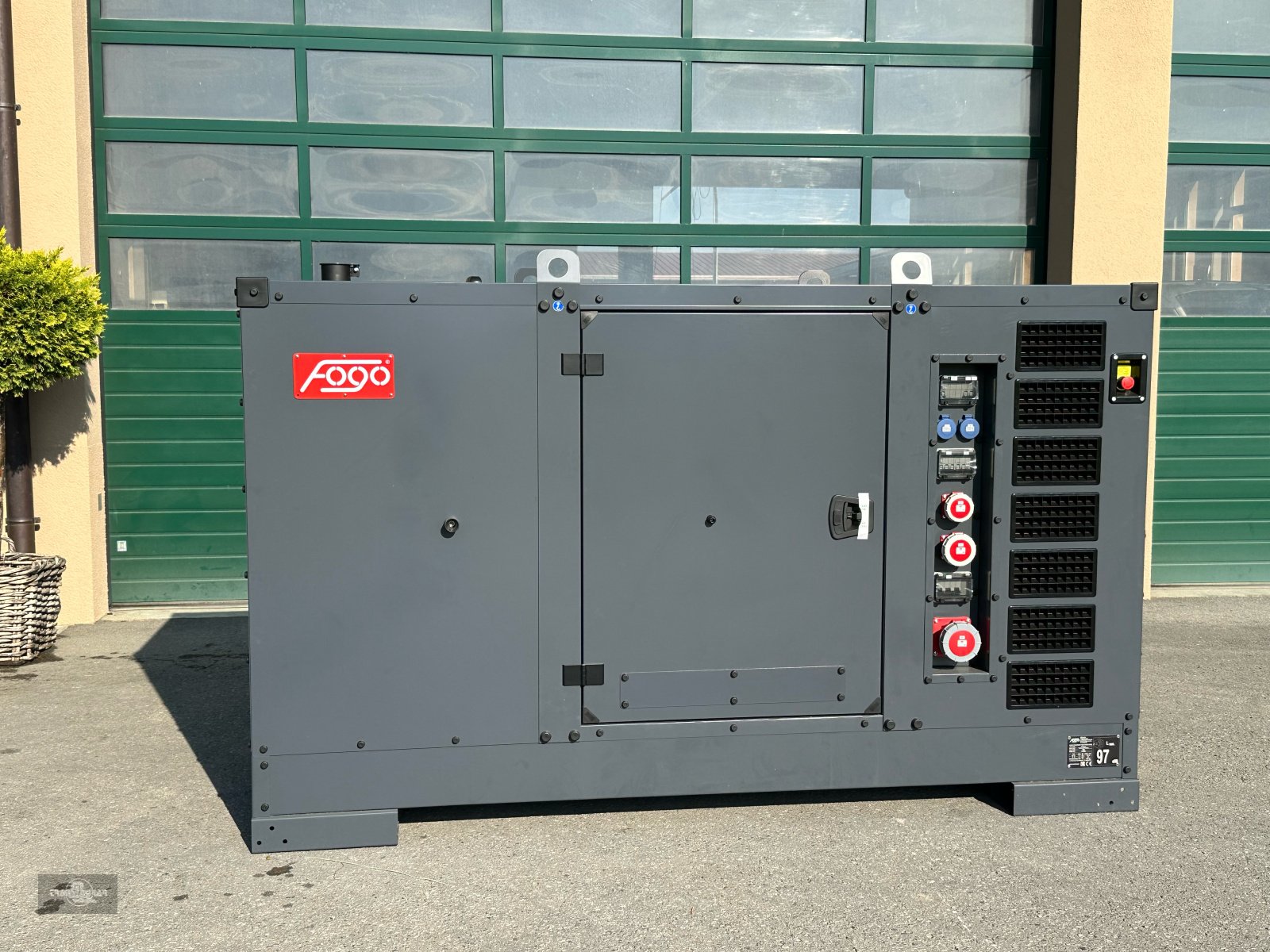 Sonstige Hoftechnik des Typs Iveco FOGO MG-Power 100/110KVA Strom Aggregat Notstrom, Neumaschine in Rankweil (Bild 2)