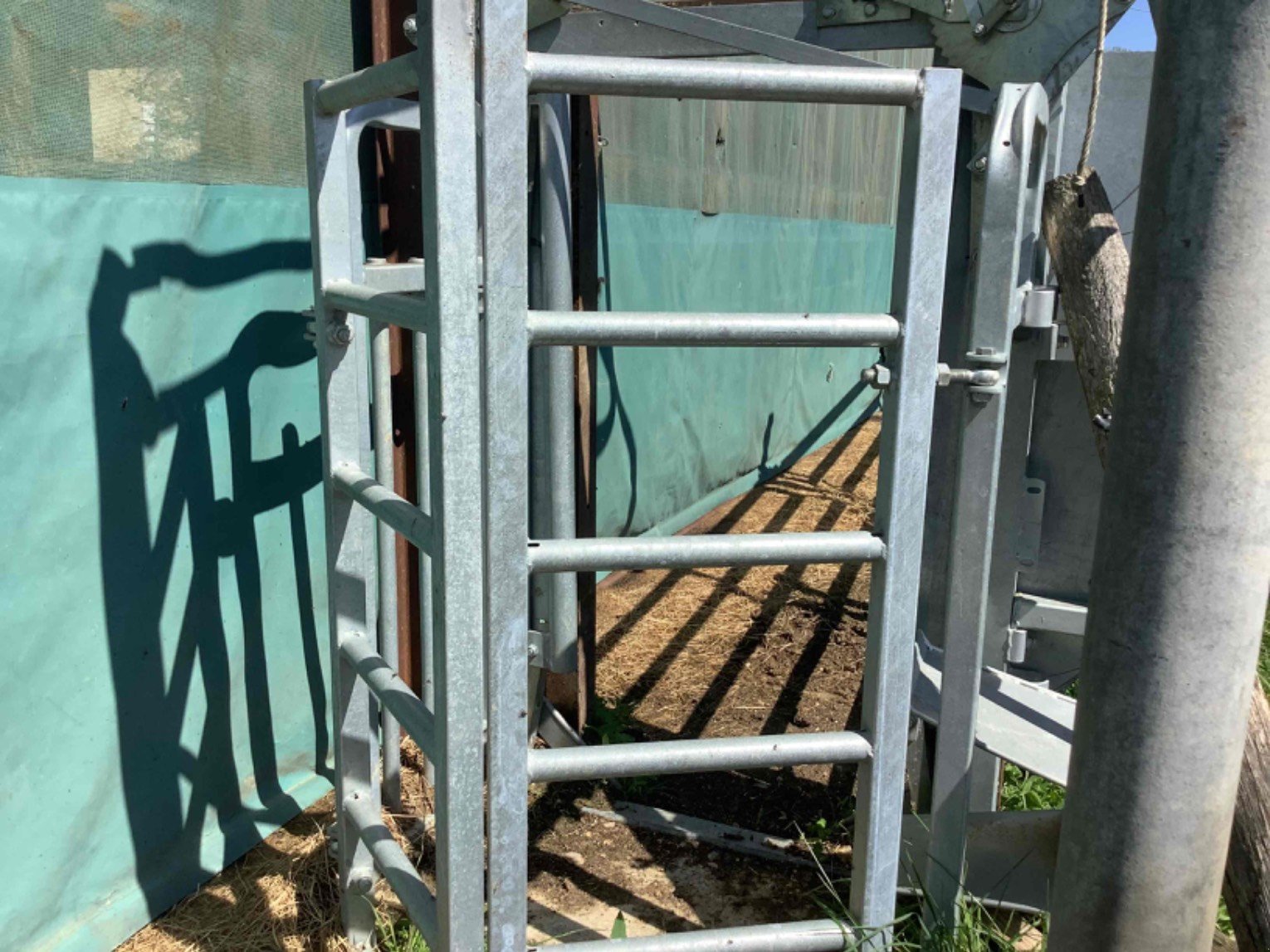 Sonstige Hoftechnik Türe ait Sonstige Parc de contention Porte de contention avec leve t, Gebrauchtmaschine içinde LA SOUTERRAINE (resim 1)