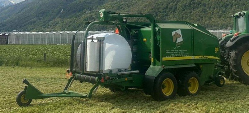 Sonstige Pressen des Typs John Deere 744 Premium, Gebrauchtmaschine in Arbedo (Bild 1)