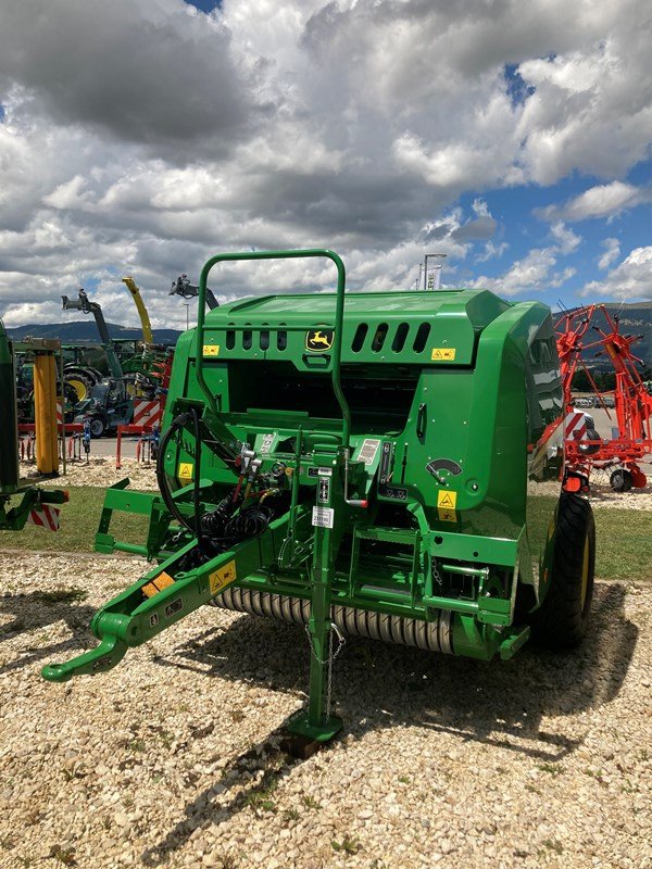 Sonstige Pressen des Typs John Deere F 441 M, Neumaschine in Chavornay (Bild 1)