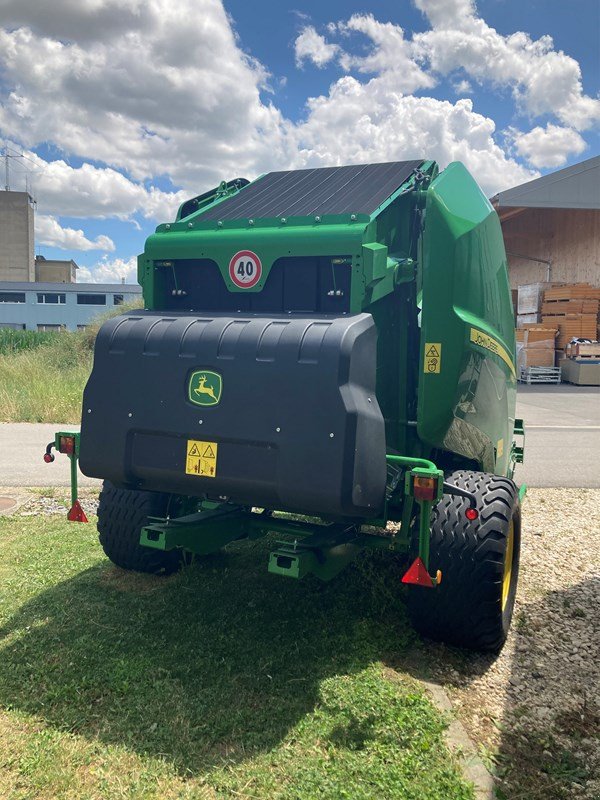 Sonstige Pressen des Typs John Deere V 451 M, Neumaschine in Chavornay (Bild 3)