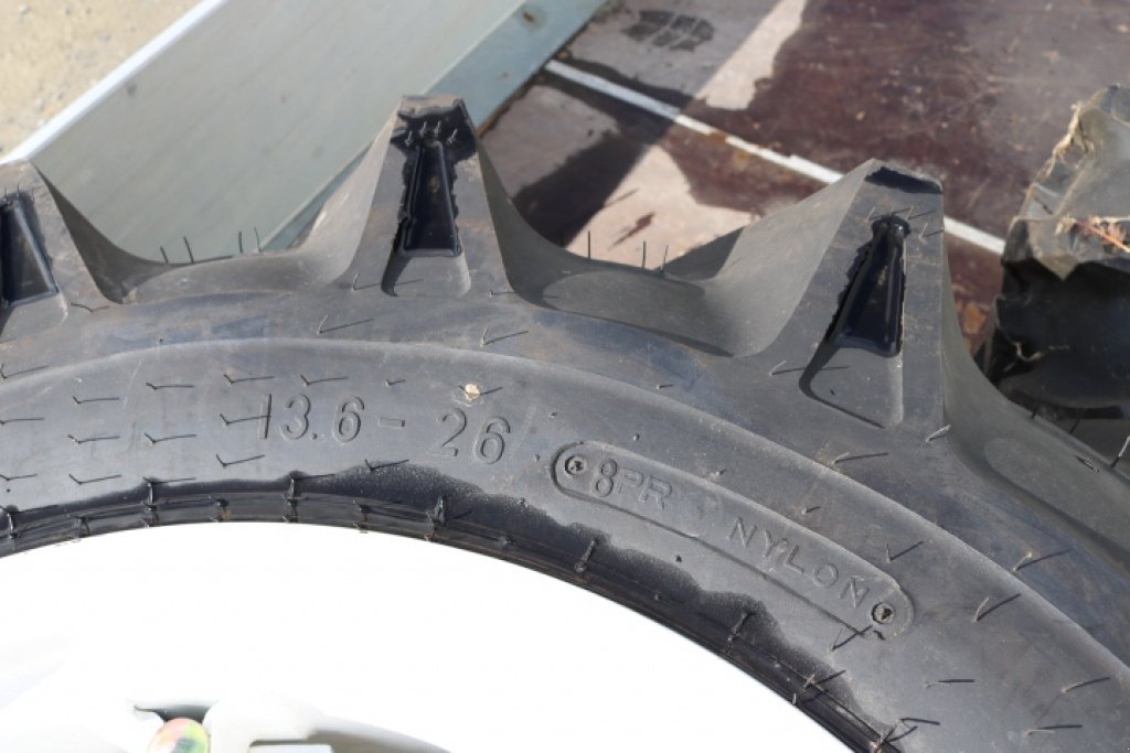 Sonstige Räder & Reifen & Felgen des Typs Hunga Reifen, Neumaschine in OSTERHOFEN (Bild 2)