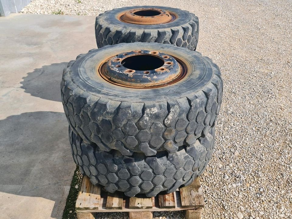 Sonstige Räder & Reifen & Felgen типа Mercedes-Benz Unimog Reifen 14.5-20 mit Felgen Unimog Räder für U1600, Gebrauchtmaschine в Großschönbrunn (Фотография 2)