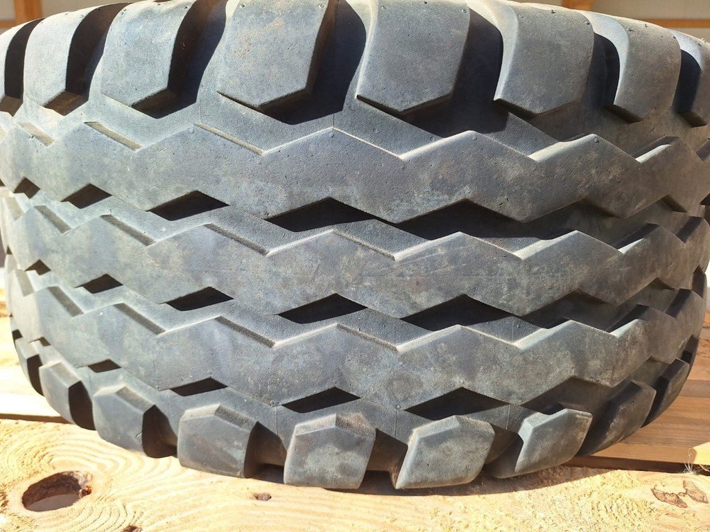 Sonstige Räder & Reifen & Felgen des Typs Trelleborg AW305 / AW 305         360 / 70 R16      13.0 / 75 - 16, Gebrauchtmaschine in Susten (Bild 2)