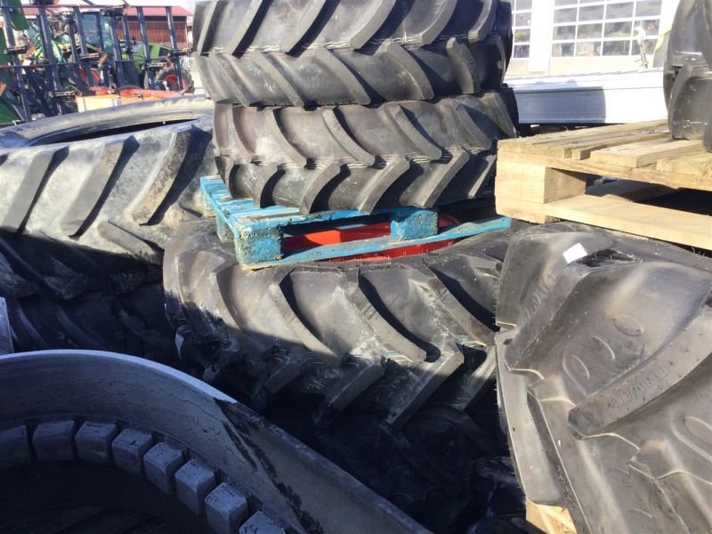 Sonstige Traktoren typu CLAAS 480/70 R30 MITAS + 320/70 R24, Neumaschine w Arnstorf (Zdjęcie 1)