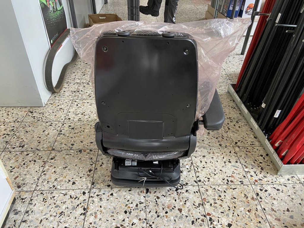 Sonstige Traktorteile Türe ait Grammer Grammer Sitz MSG85/722 Mech., Neumaschine içinde Burgkirchen (resim 4)