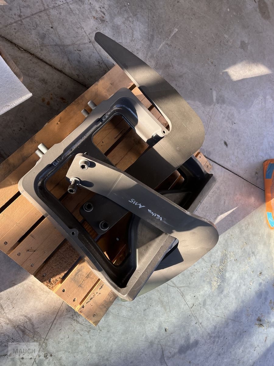 Sonstige Traktorteile des Typs Sonstige Valtra Anbaubock / Gewichtsträger, Neumaschine in Burgkirchen (Bild 1)