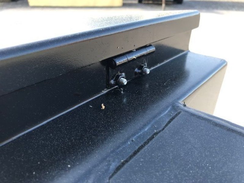 Sonstige Traktorteile des Typs Sonstige Werkzeugkiste Frontkiste KAT 2 absperrbar, Neumaschine in Tamsweg (Bild 9)