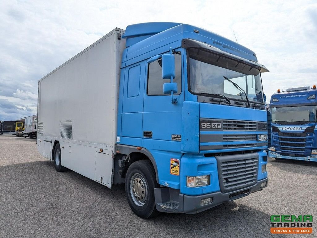 Sonstige Transporttechnik tip DAF XF95.430 4x2 Spacecab Euro2 - Retarder - Geslotenbak 7.7m - Hand, Gebrauchtmaschine in Oud Gastel (Poză 2)