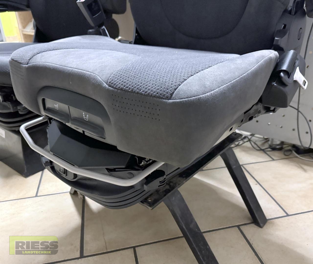Sonstiges Mähdrescherzubehör des Typs CLAAS MSG95EL/742 Fahrersitz Grammer Actimo Evolution 12, Neumaschine in Homberg/Ohm - Maulbach (Bild 3)