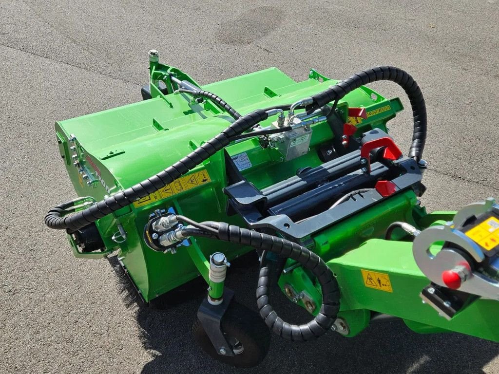 Sonstiges Traktorzubehör van het type Avant 1100 Borstel met opvangbak, Gebrauchtmaschine in BENNEKOM (Foto 5)