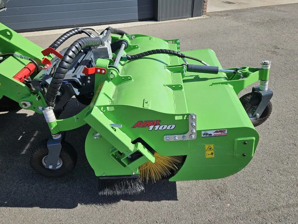 Sonstiges Traktorzubehör van het type Avant 1100 Borstel met opvangbak, Gebrauchtmaschine in BENNEKOM (Foto 3)