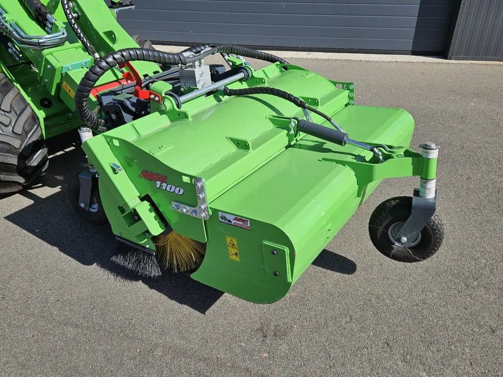 Sonstiges Traktorzubehör van het type Avant 1100 Borstel met opvangbak, Gebrauchtmaschine in BENNEKOM (Foto 1)