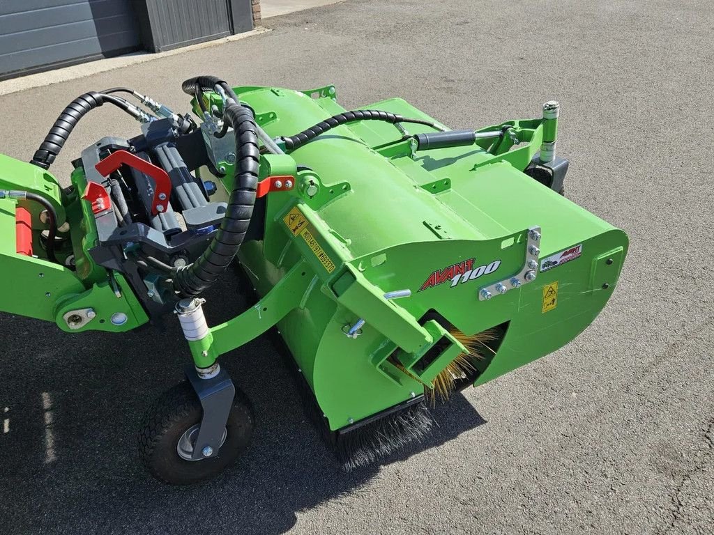Sonstiges Traktorzubehör van het type Avant 1100 Borstel met opvangbak, Gebrauchtmaschine in BENNEKOM (Foto 4)