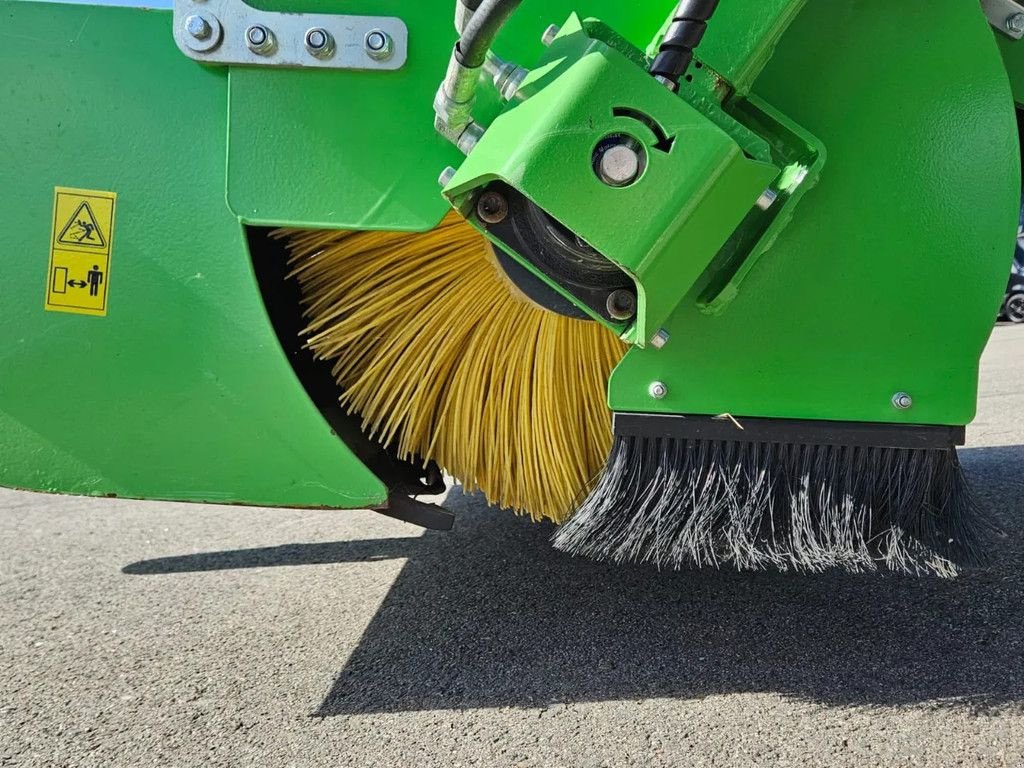 Sonstiges Traktorzubehör van het type Avant 1100 Borstel met opvangbak, Gebrauchtmaschine in BENNEKOM (Foto 11)