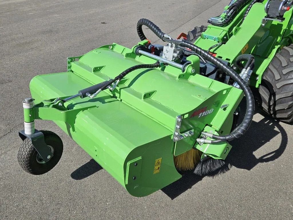 Sonstiges Traktorzubehör van het type Avant 1100 Borstel met opvangbak, Gebrauchtmaschine in BENNEKOM (Foto 2)