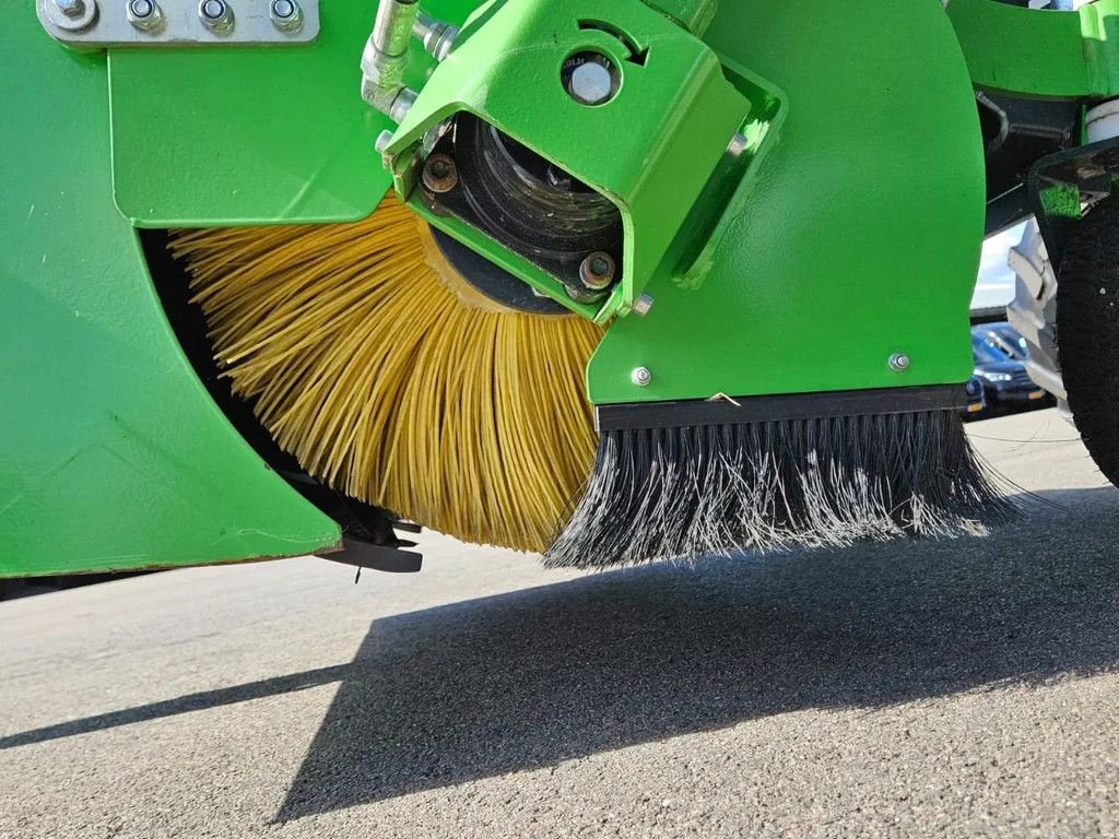 Sonstiges Traktorzubehör van het type Avant 1100 Borstel met opvangbak, Gebrauchtmaschine in BENNEKOM (Foto 10)