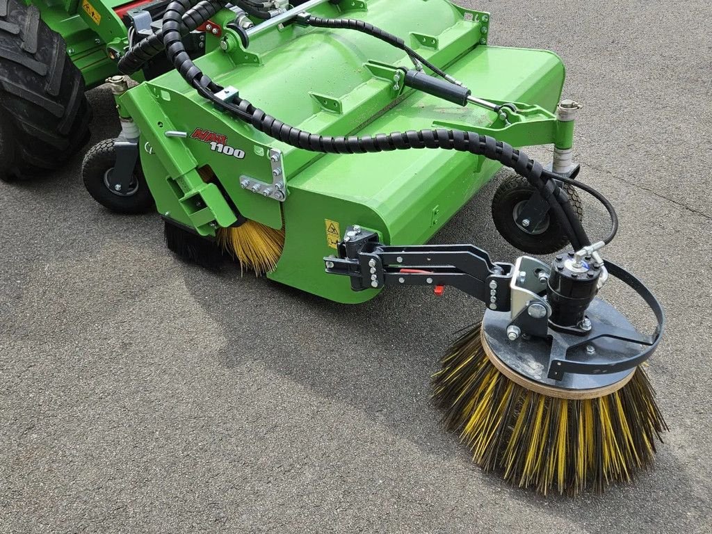 Sonstiges Traktorzubehör typu Avant borstel met opvangbak 1100, Gebrauchtmaschine w BENNEKOM (Zdjęcie 4)