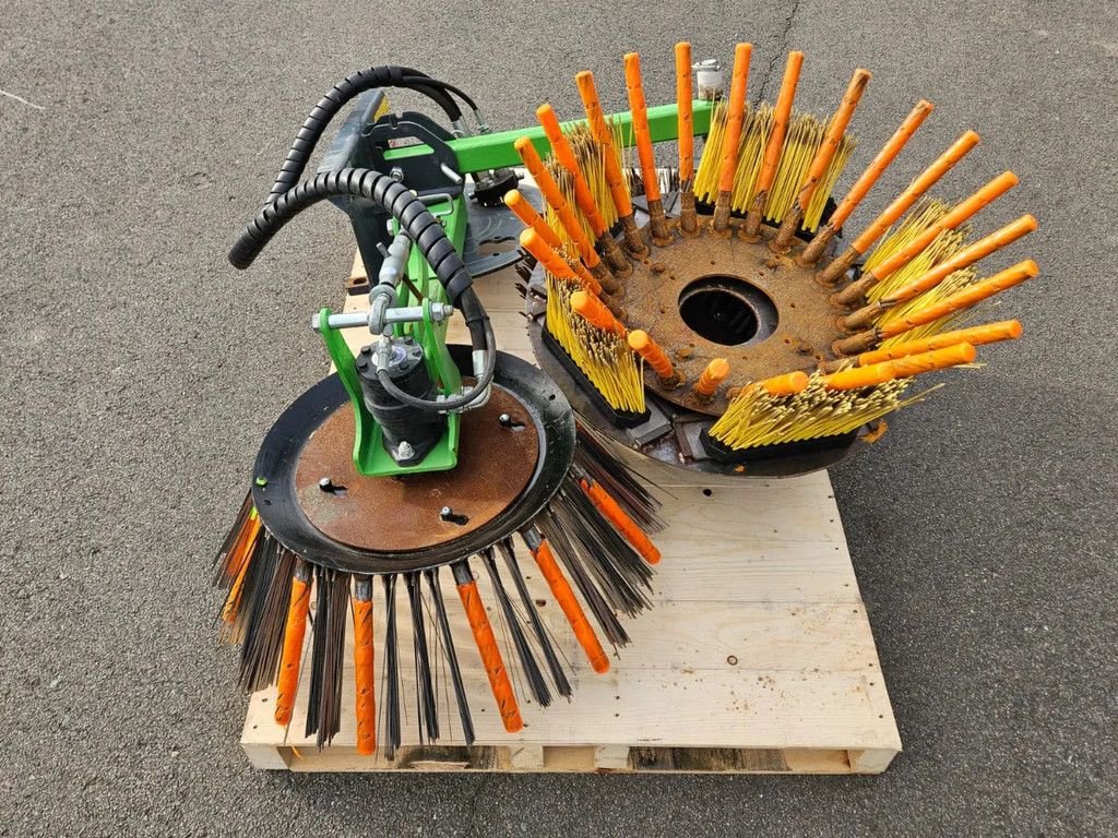 Sonstiges Traktorzubehör des Typs Avant Tuin en park Onkruidborstel, Gebrauchtmaschine in BENNEKOM (Bild 2)