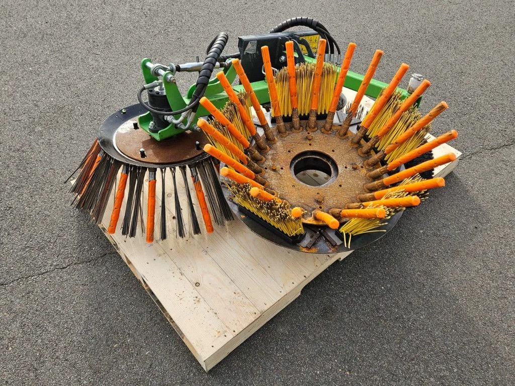 Sonstiges Traktorzubehör des Typs Avant Tuin en park Onkruidborstel, Gebrauchtmaschine in BENNEKOM (Bild 11)